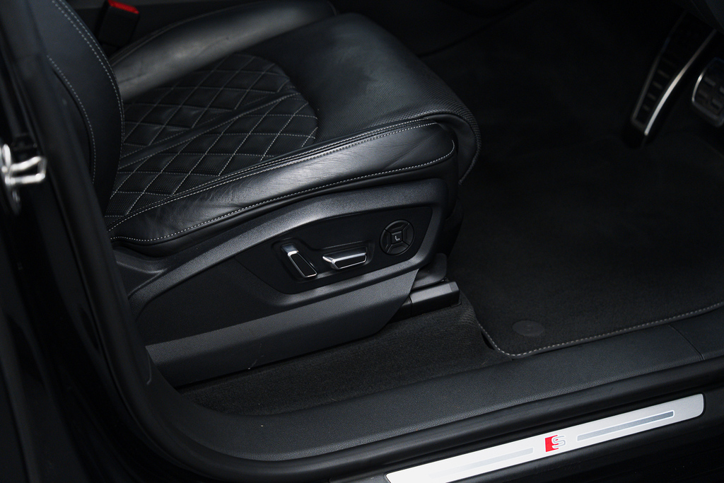 Audi SQ8 Petrol Black #52