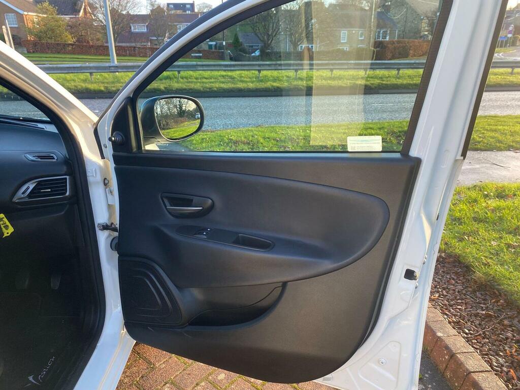 Chrysler Ypsilon 1.2 Se Euro 5 Ss Black #17