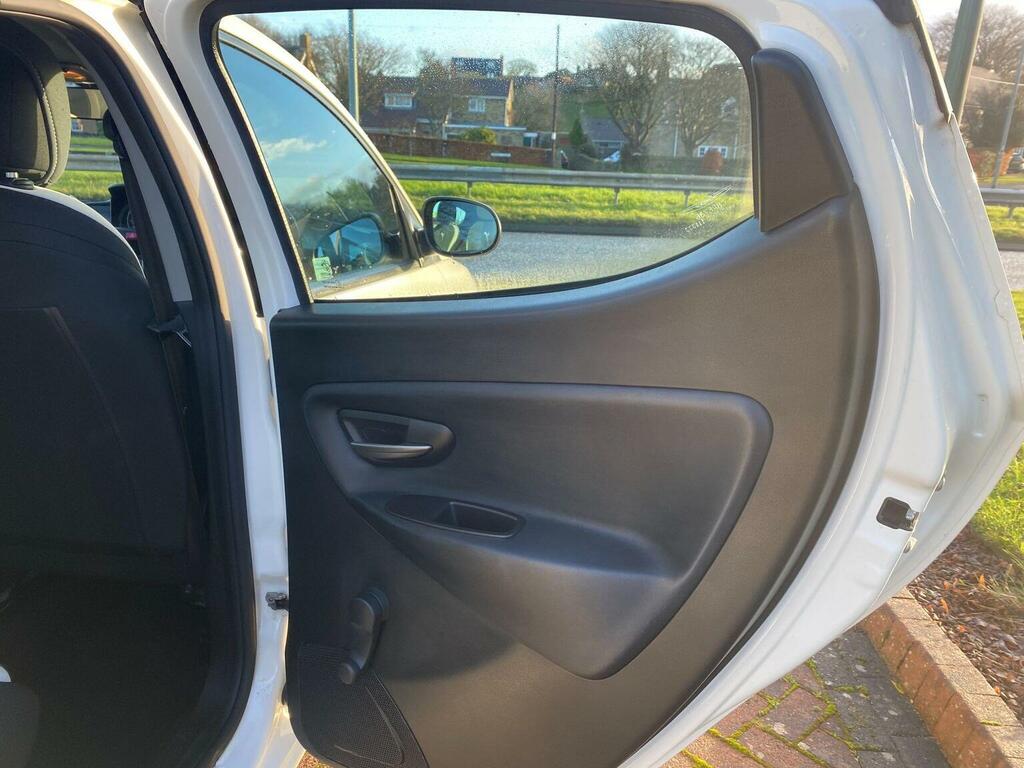 Chrysler Ypsilon 1.2 Se Euro 5 Ss Black #15