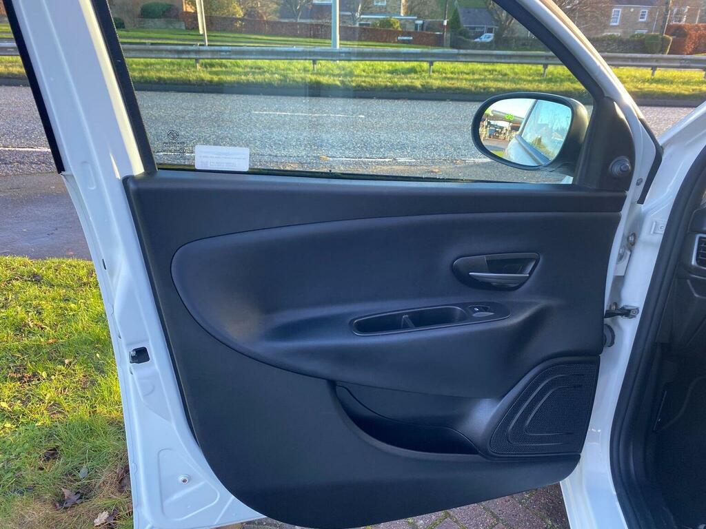 Chrysler Ypsilon 1.2 Se Euro 5 Ss Black #11