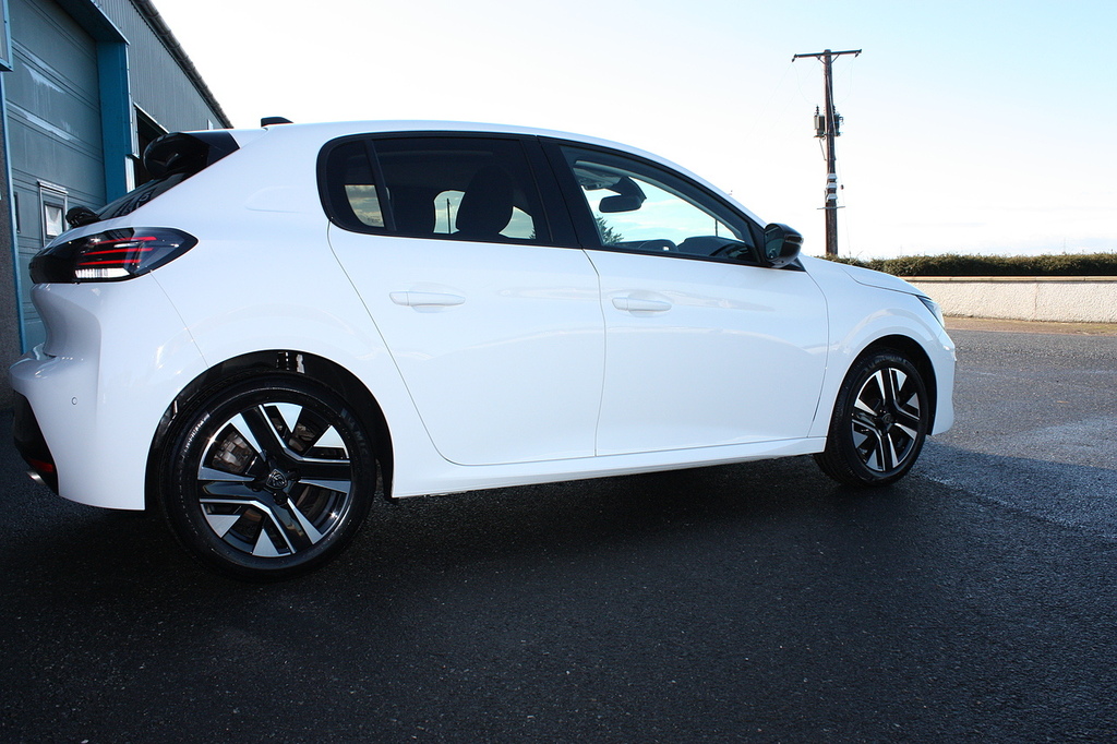Peugeot 208 1.2 Puretech Allure White #2