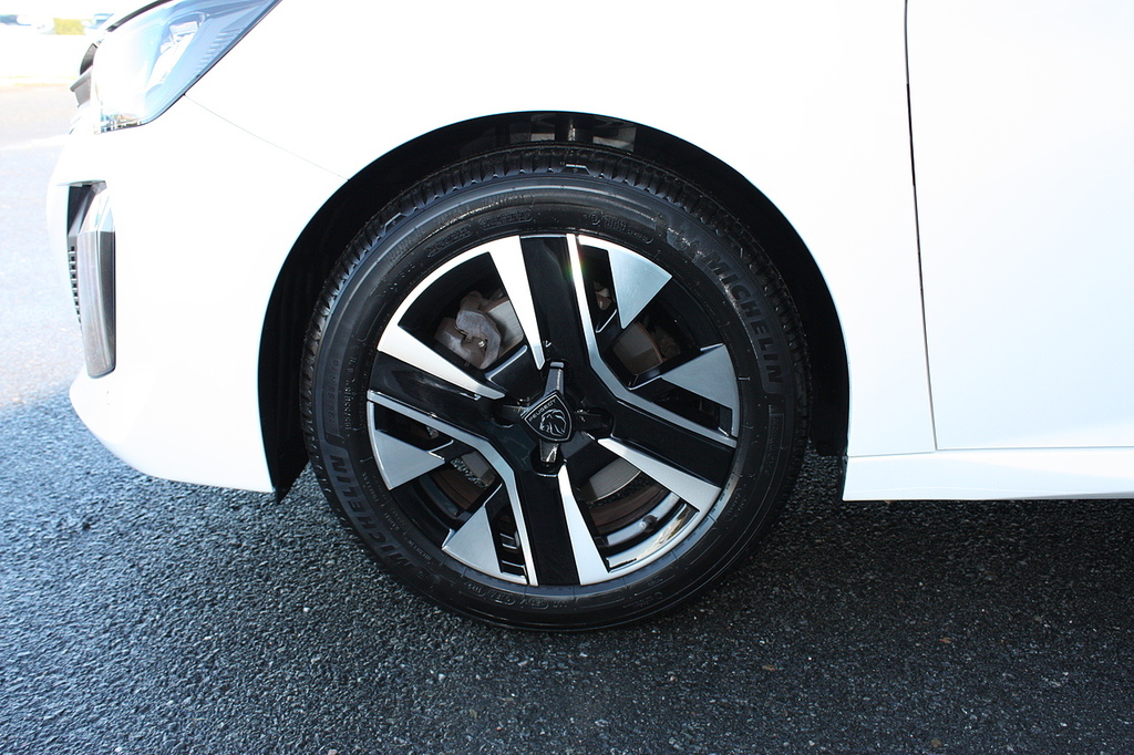 Peugeot 208 1.2 Puretech Allure White #4