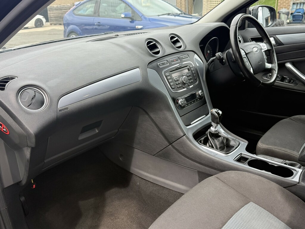 Ford Mondeo Hatchback Black #14
