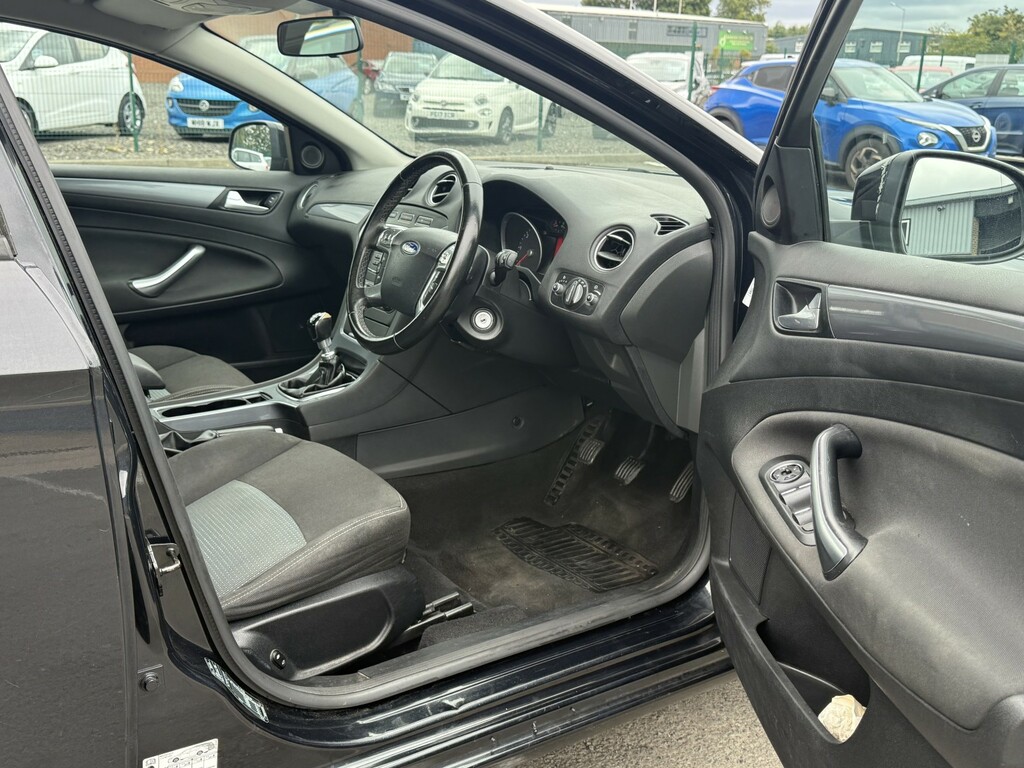 Ford Mondeo Hatchback Black #9