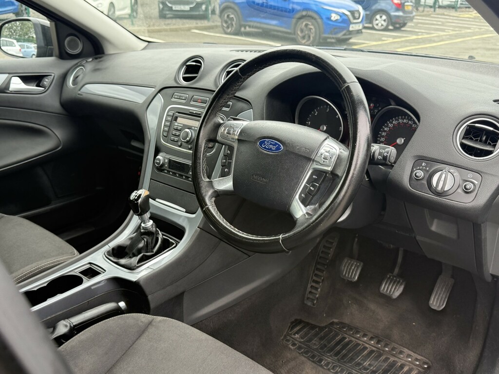 Ford Mondeo Hatchback Black #10