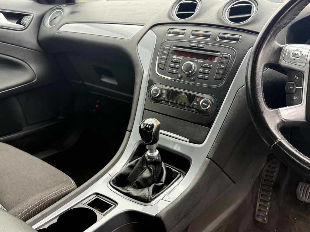 Ford Mondeo Hatchback Black #11