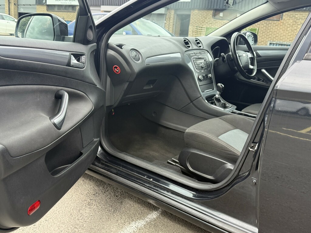 Ford Mondeo Hatchback Black #13