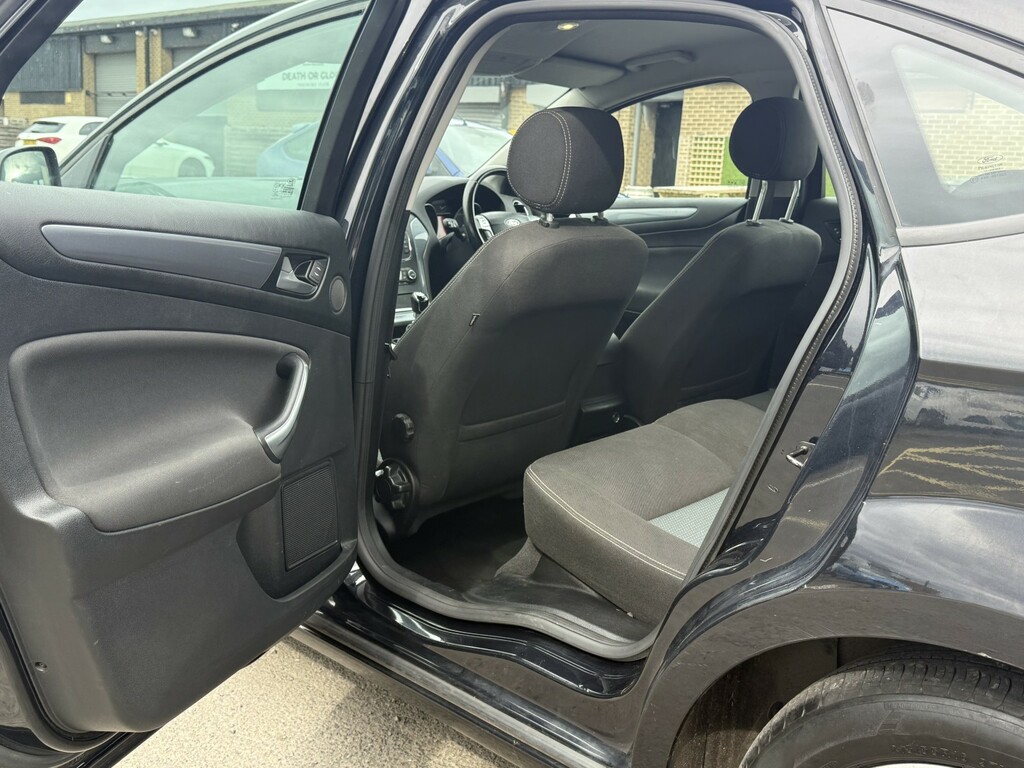 Ford Mondeo Hatchback Black #15
