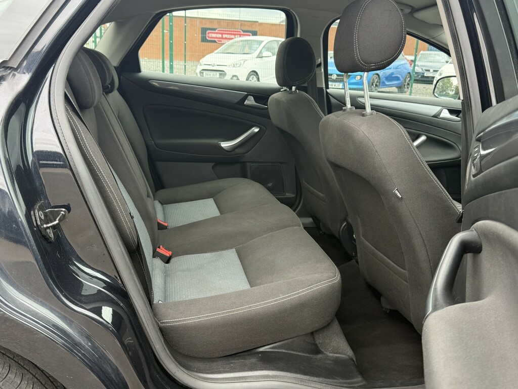 Ford Mondeo Hatchback Black #18