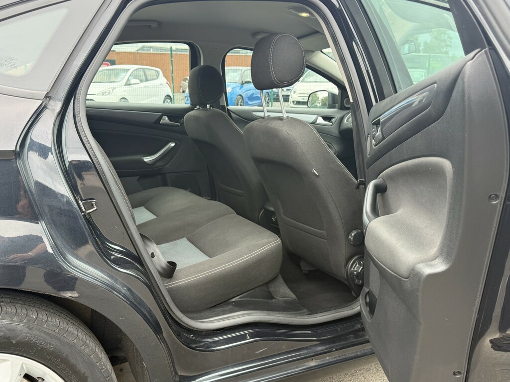 Ford Mondeo Hatchback Black #17