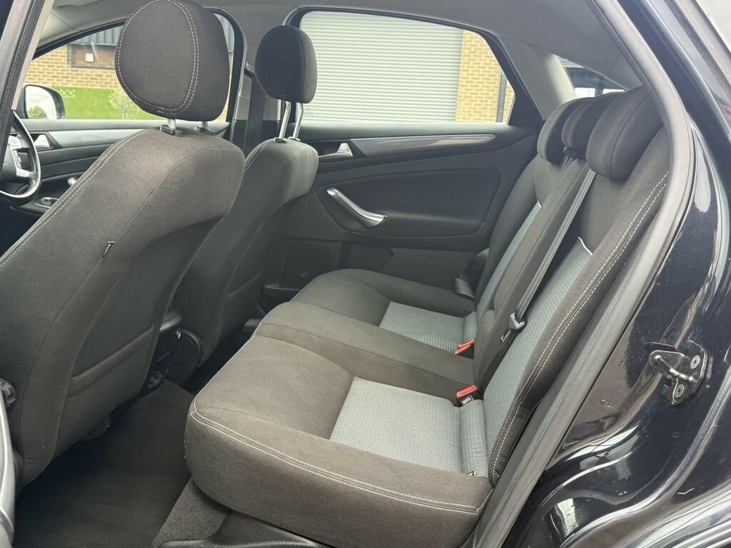 Ford Mondeo Hatchback Black #16