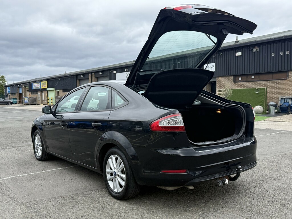 Ford Mondeo Hatchback Black #19
