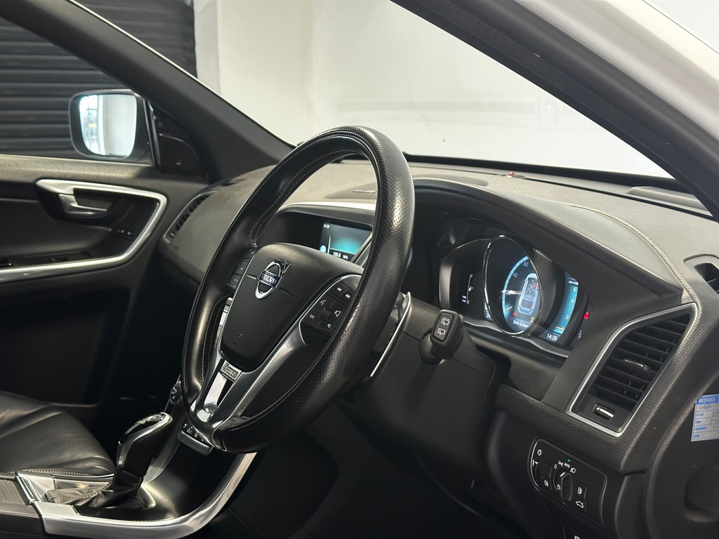Volvo XC60 2.0 T5 R-design Nav Suv Euro 6 S #2