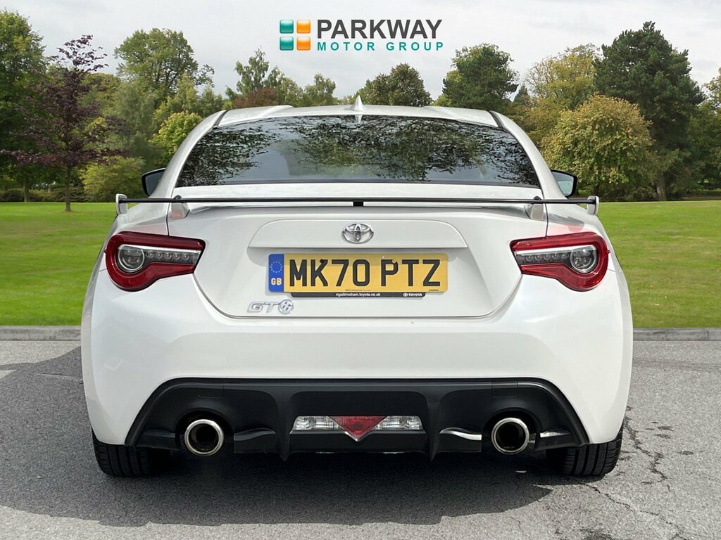 Toyota GT86 Coupe White #4