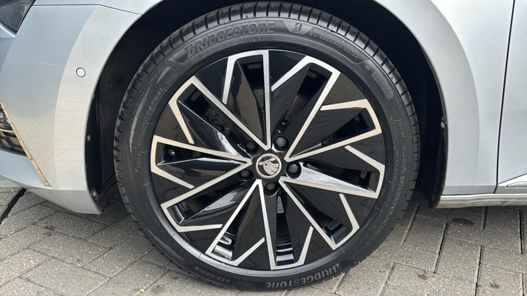 Skoda Superb 2.0 Tdi Cr 200 Laurin Klement Dsg 200 Ps Silver #5