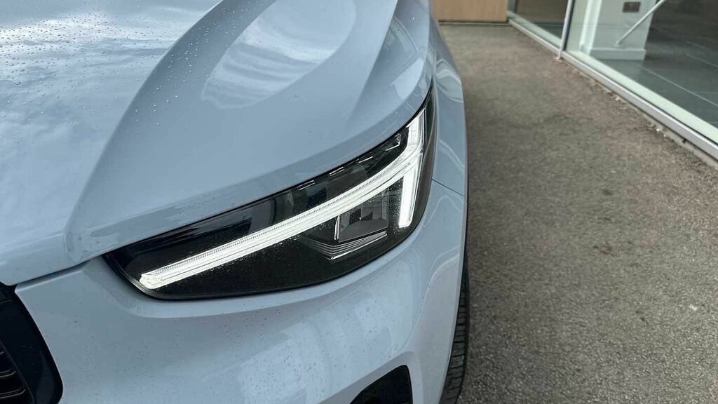 Volvo XC40 2.0 B4p Plus Dark Estate Black #33