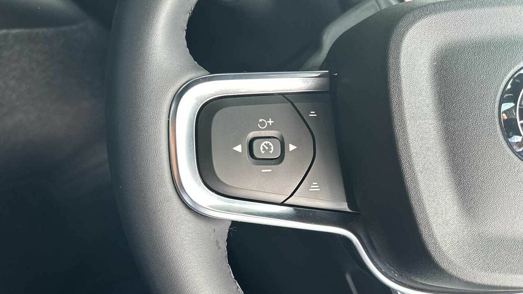 Volvo XC40 2.0 B4p Plus Dark Estate Black #17