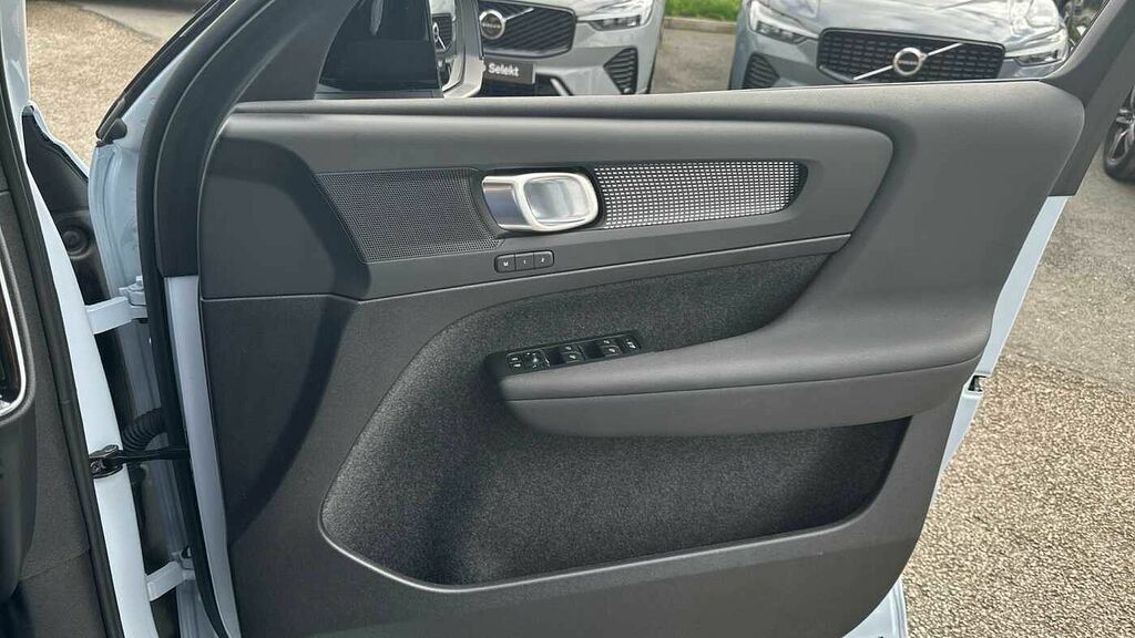 Volvo XC40 2.0 B4p Plus Dark Estate Black #25