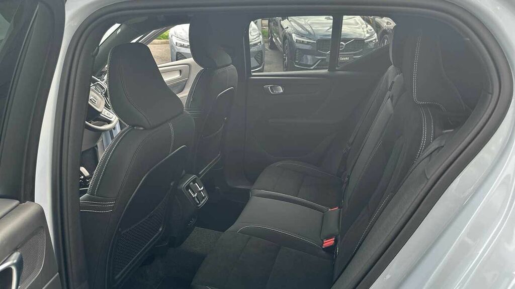Volvo XC40 2.0 B4p Plus Dark Estate Black #28