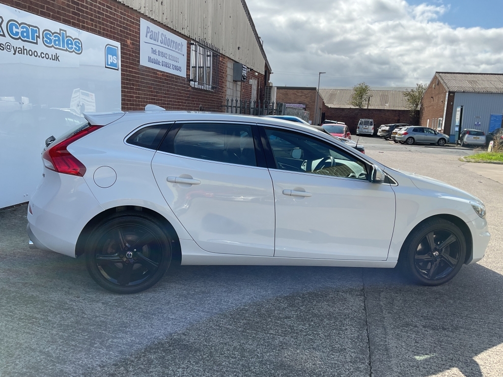 Volvo V40 Hatchback 2.0 D3 R-design Nav White #6