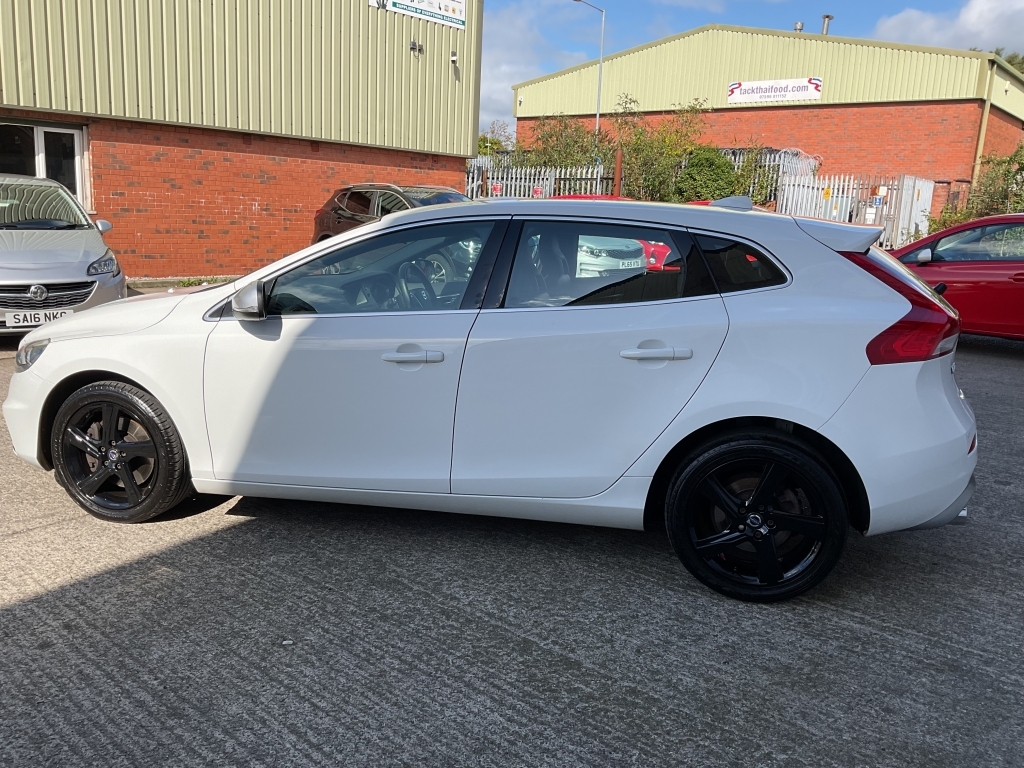 Volvo V40 Hatchback 2.0 D3 R-design Nav White #4