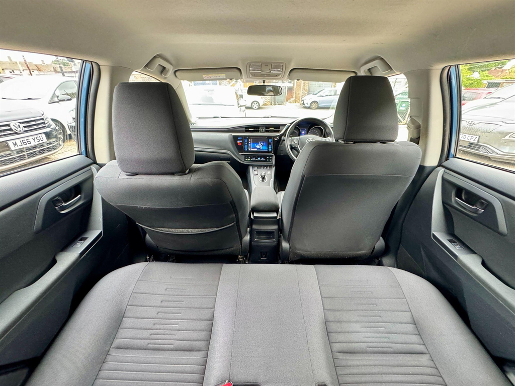Toyota Auris Excel White #26