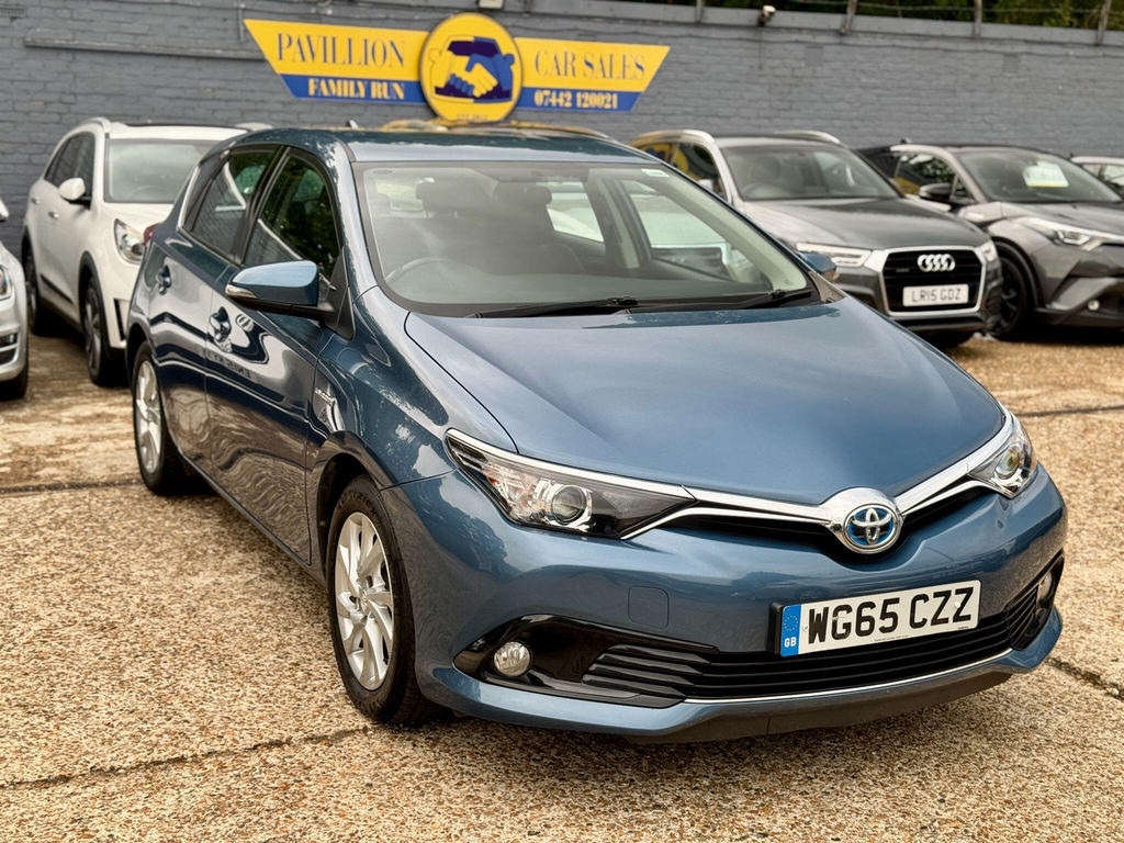 Toyota Auris Excel White #12