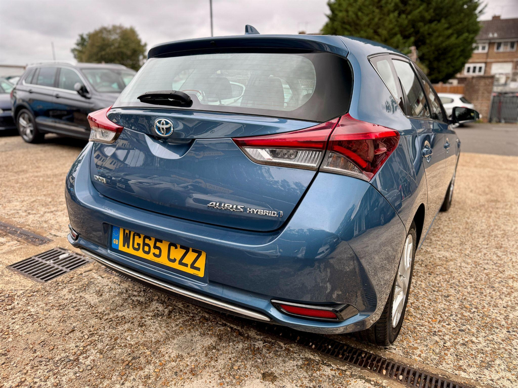 Toyota Auris Excel White #18