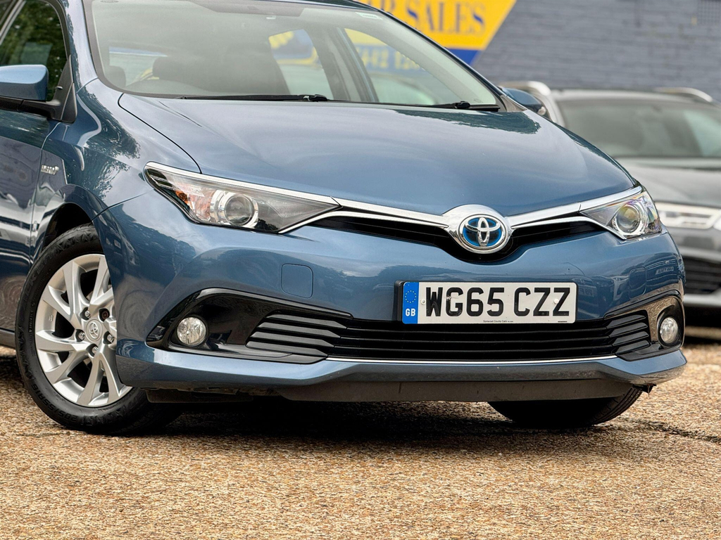 Toyota Auris Excel White #7