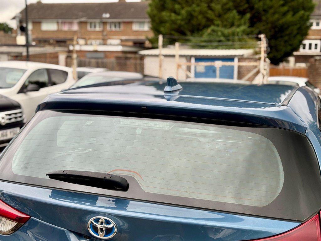 Toyota Auris Excel White #49