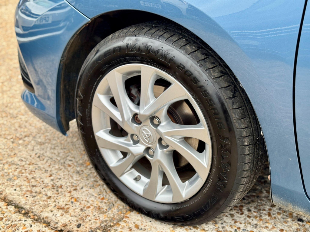 Toyota Auris Excel White #35