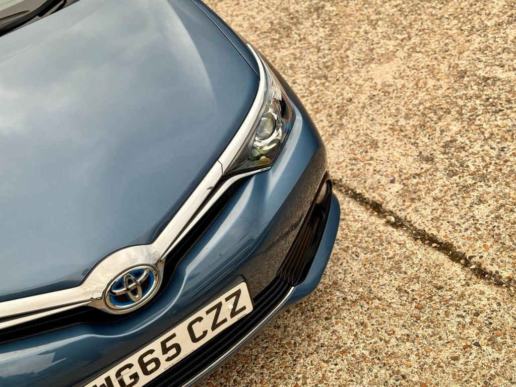 Toyota Auris Excel White #51
