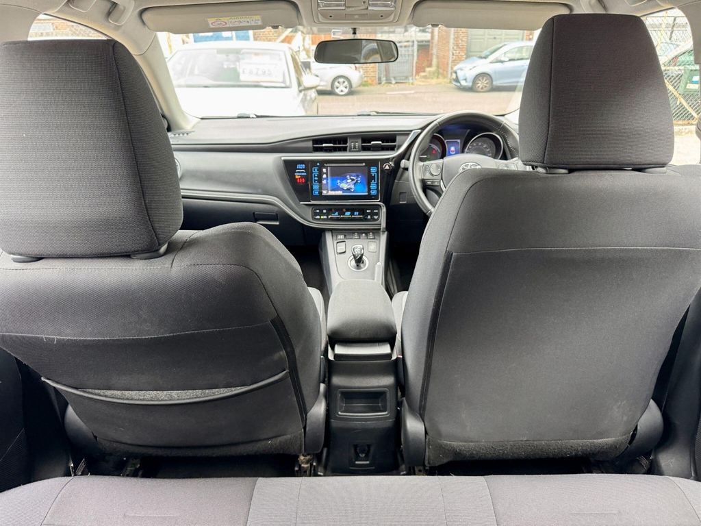 Toyota Auris Excel White #57