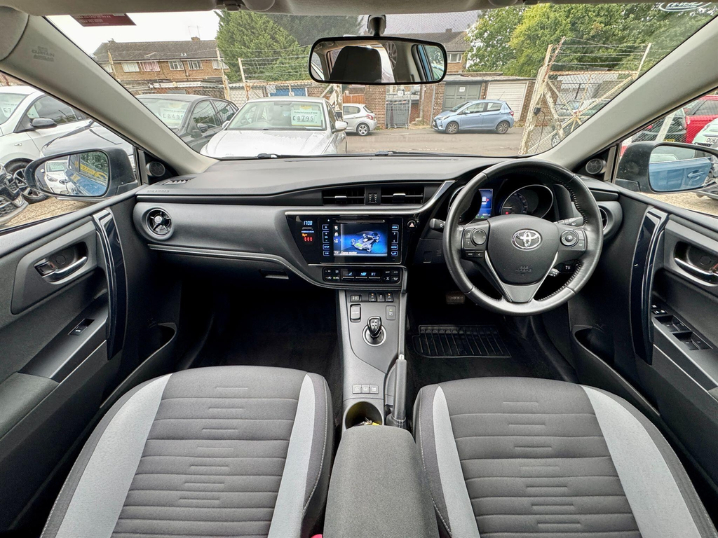 Toyota Auris Excel White #21