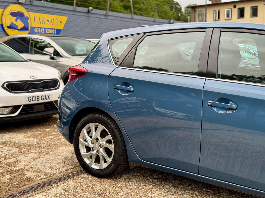 Toyota Auris Excel White #56
