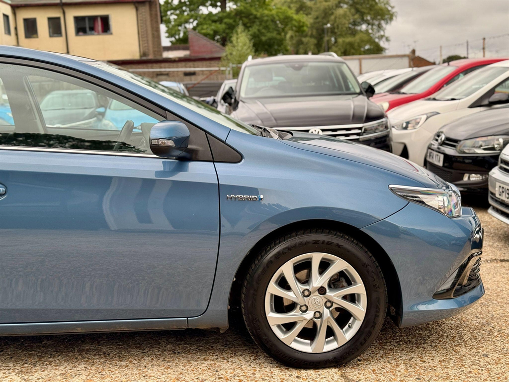 Toyota Auris Excel White #17