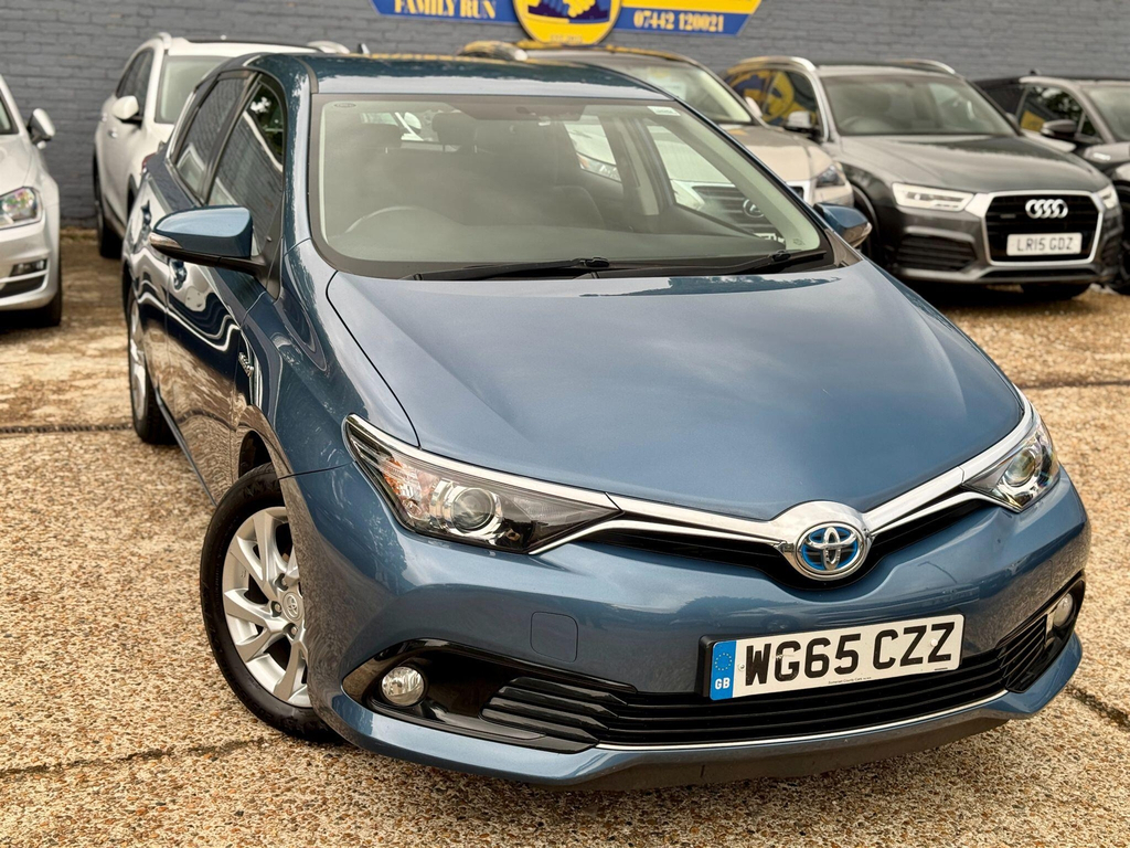 Toyota Auris Excel White #9