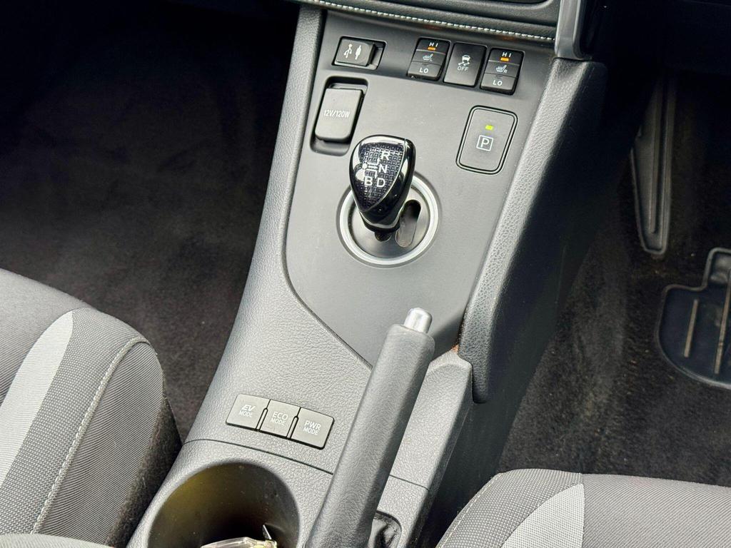 Toyota Auris Excel White #23
