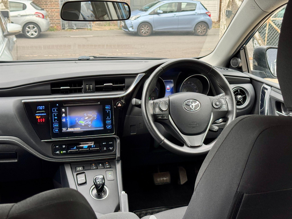 Toyota Auris Excel White #19