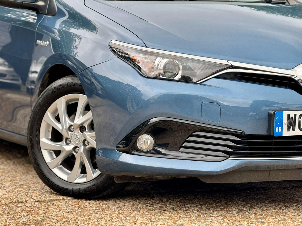 Toyota Auris Excel White #8