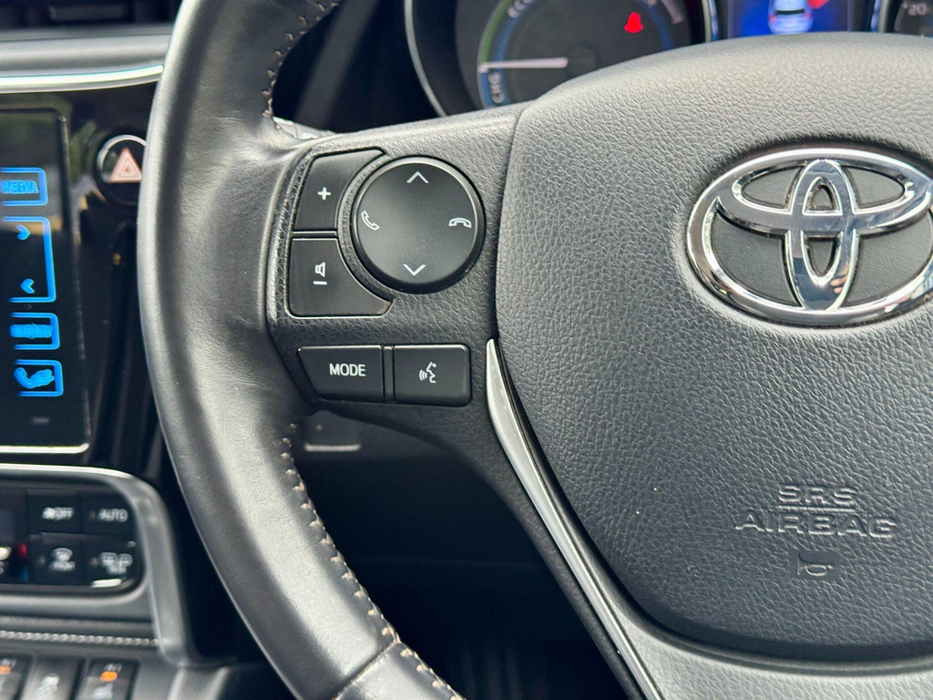 Toyota Auris Excel White #30