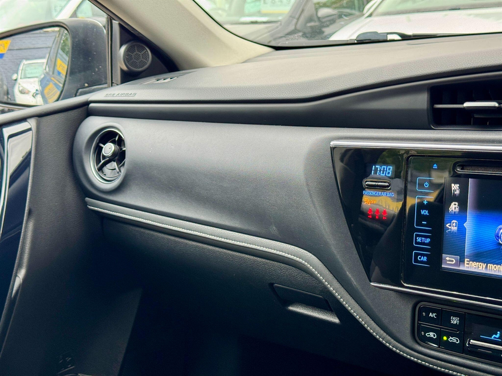 Toyota Auris Excel White #59