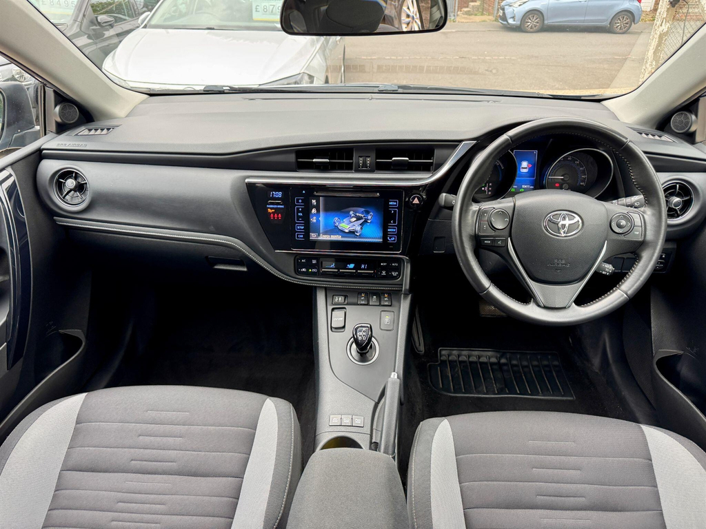 Toyota Auris Excel White #22