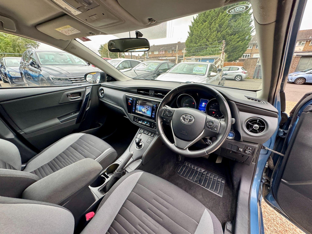 Toyota Auris Excel White #61