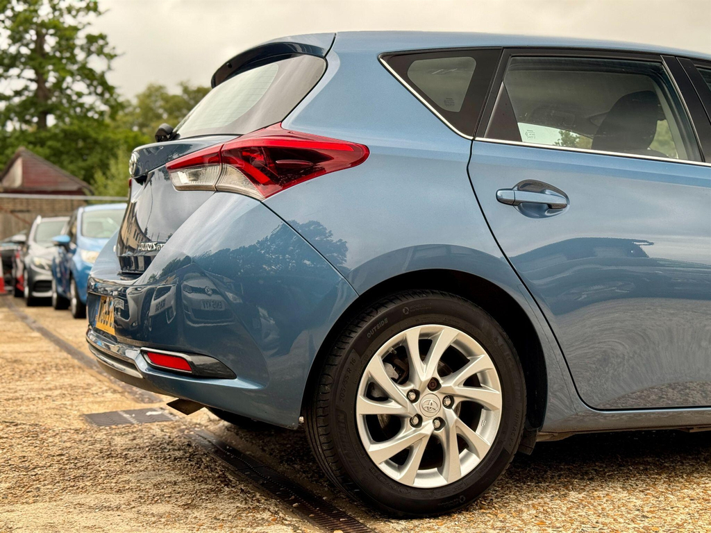 Toyota Auris Excel White #55