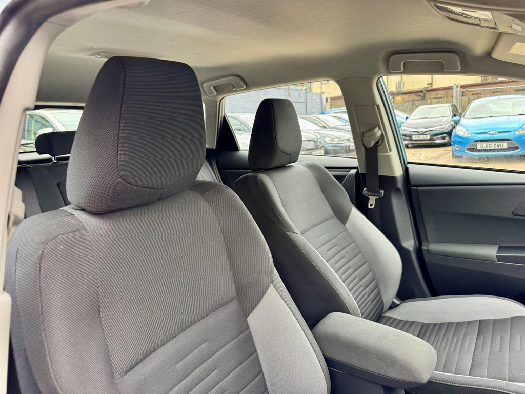 Toyota Auris Excel White #25