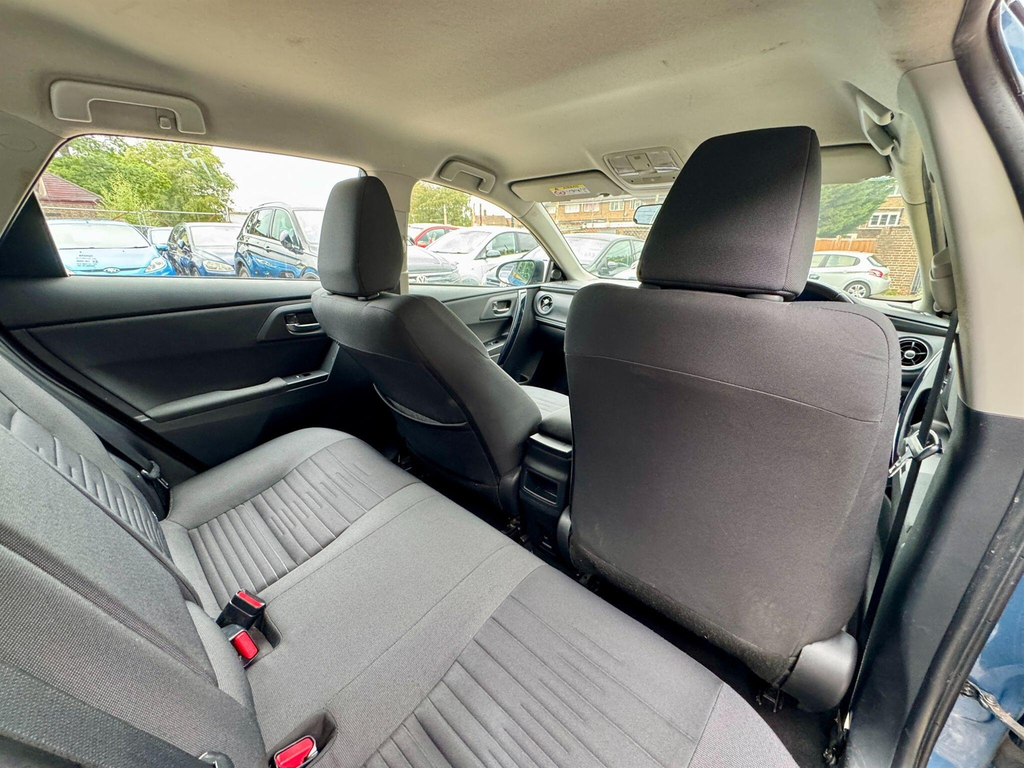 Toyota Auris Excel White #28