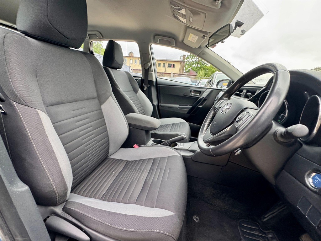 Toyota Auris Excel White #24