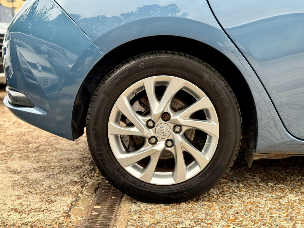Toyota Auris Excel White #36