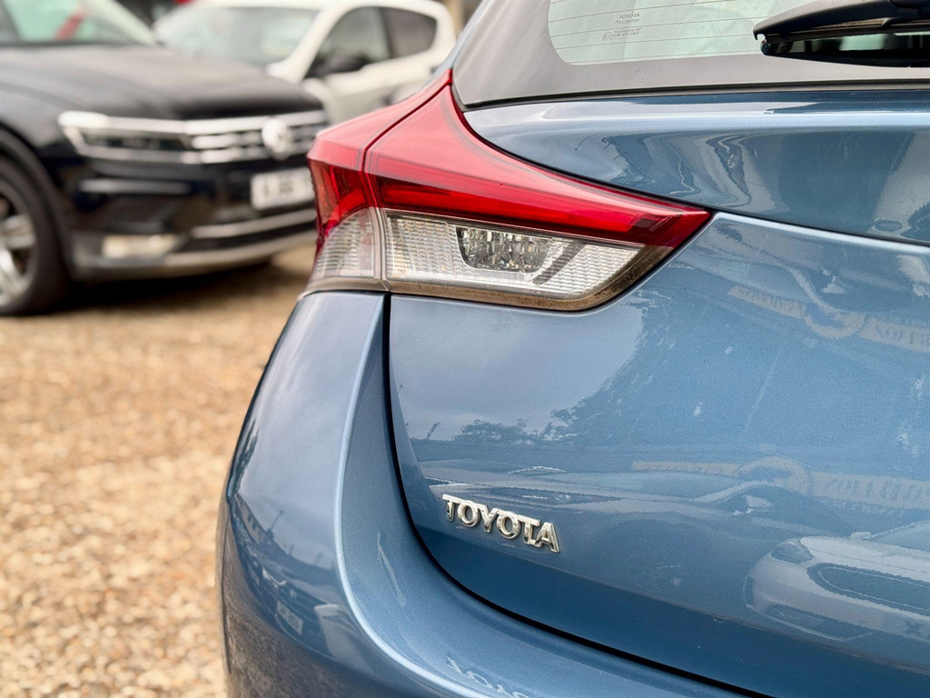 Toyota Auris Excel White #53